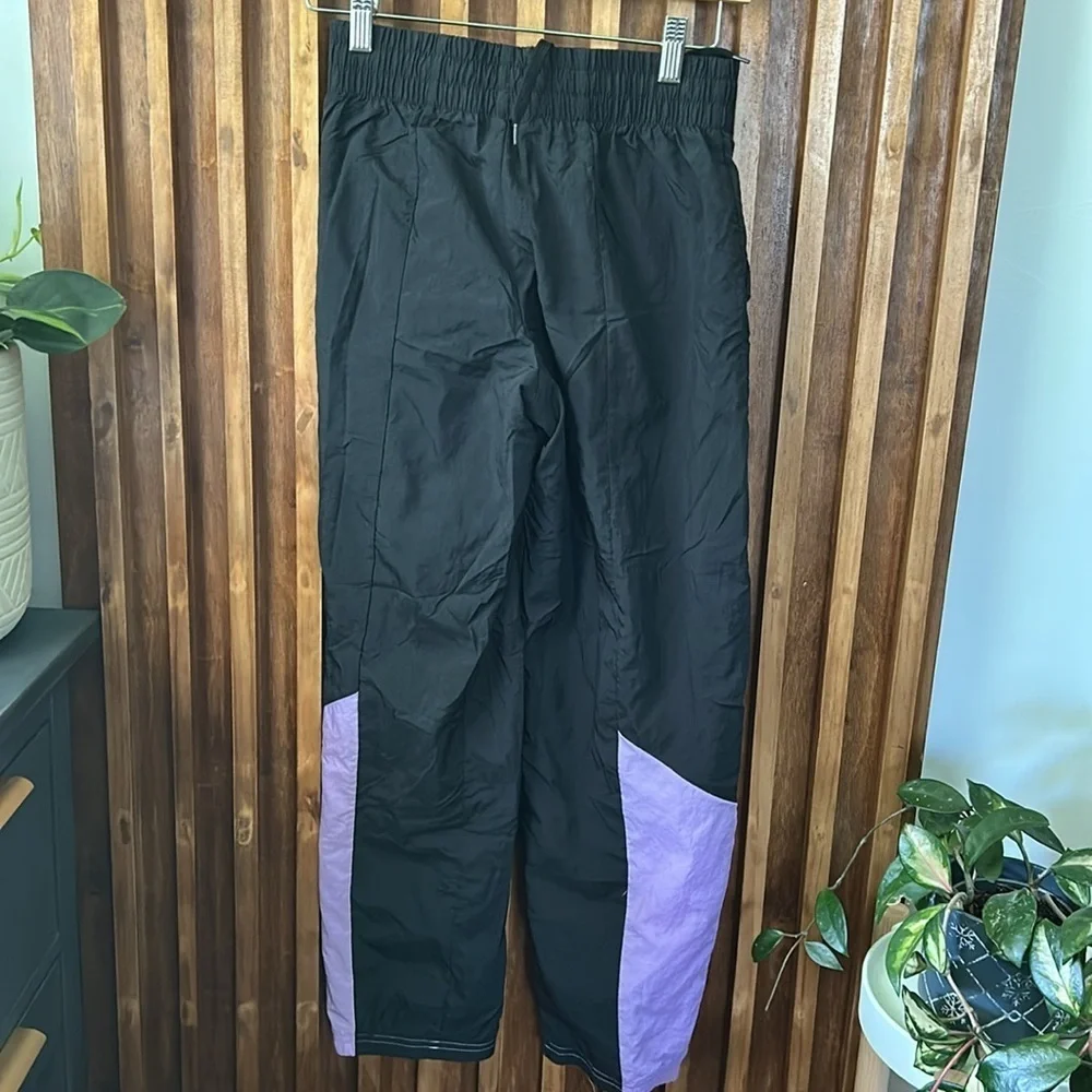 NIKE Sportwear Heritage Track Pants. L